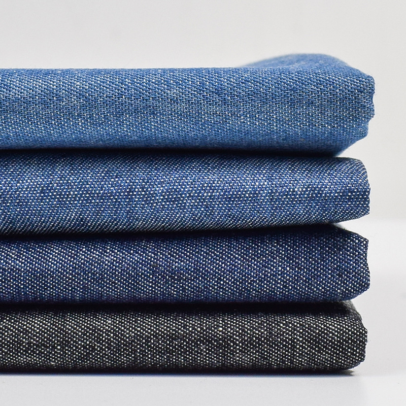Denim ruloları depoda